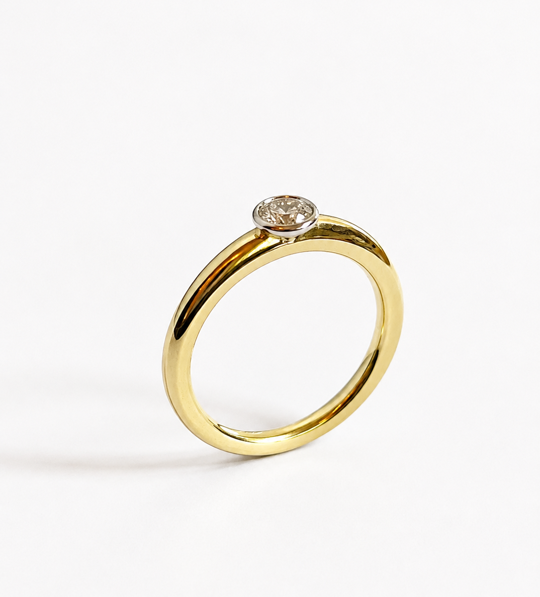 Solitärring aus 750 Gelbgold mit Brillant in Weißgoldfassung