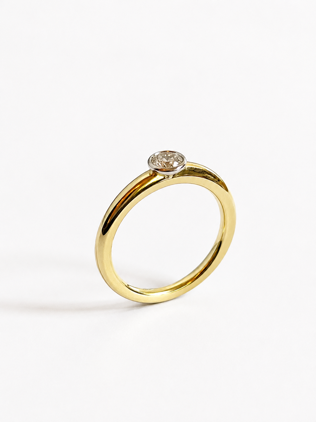 Solitärring aus 750 Gelbgold mit Brillant in Weißgoldfassung